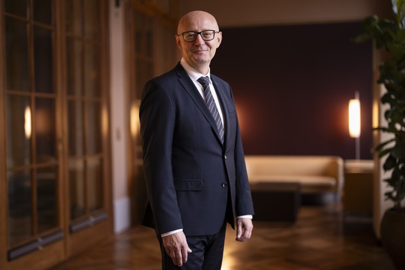 Vizekanzler Viktor Rossi, posiert fuer den Fotografen, am Freitag, 3. November 2023, im Bundehaus West, in Bern. Vizekanzler Viktor Rossi will Nachfolger von Bundeskanzler Walter Thurnherr werden. Die ...