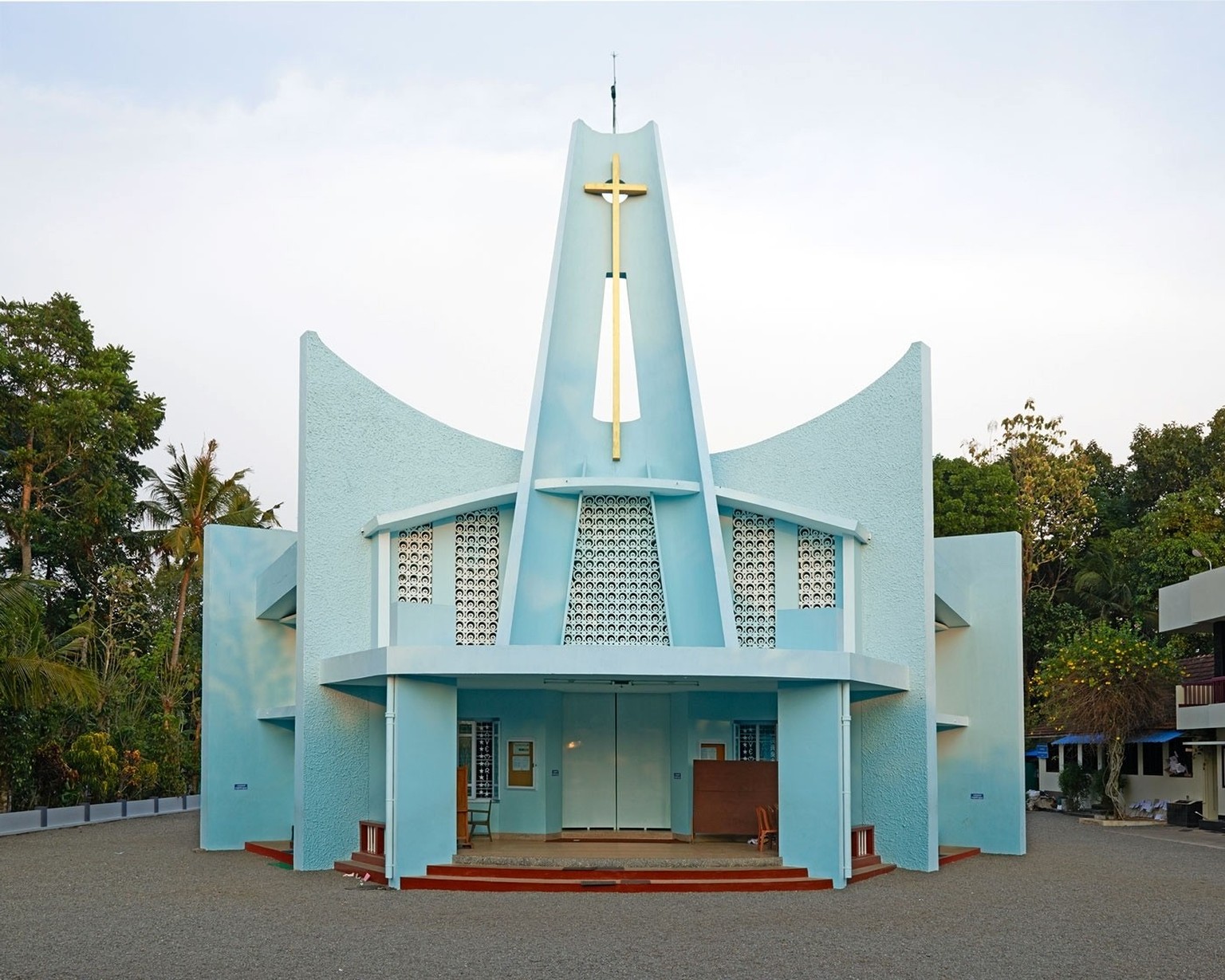 Hybrid Modernism. Churches in Kerala
2014- 2016



Nach der Unabhängigkeit im Jahr 1947 wollte sich die indische Kirche vom historisierenden Baustil der Kolonialherren differenzieren und nahm moderne  ...