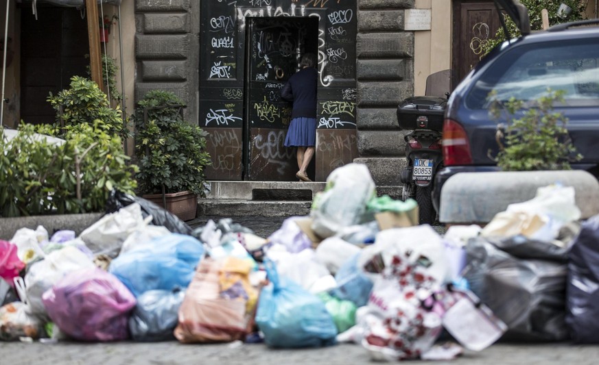 epa05337429 An image made available on 30 May 2016 shows garbage continuing to accumulate on the streets of the Trastevere district, as garbage collectors&#039; are on strike, in Rome, Italy, 26 June  ...