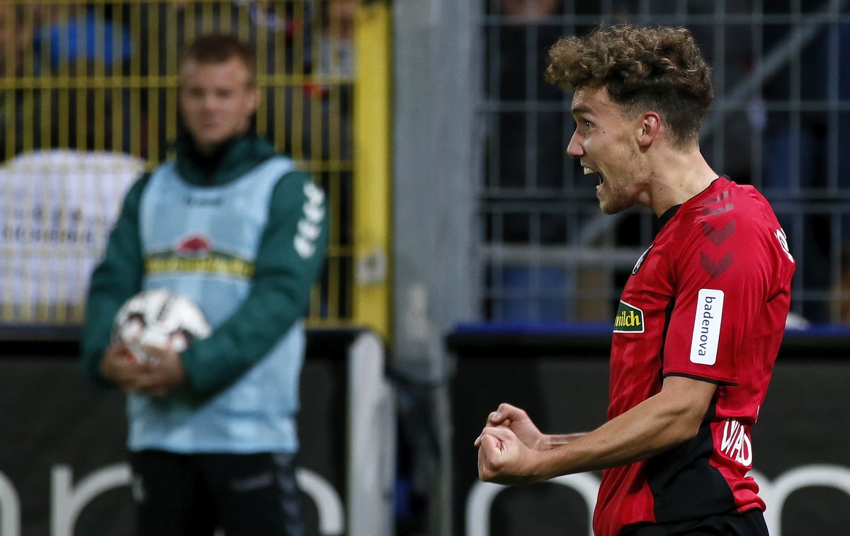 epa07122228 Freiburg's Luca Waldschmidt celebrates after scoring the 2-1 lead during the German Bundesliga soccer match between SC Freiburg and Borussia Moenchengladbach in Freiburg, Germany, 26  ...