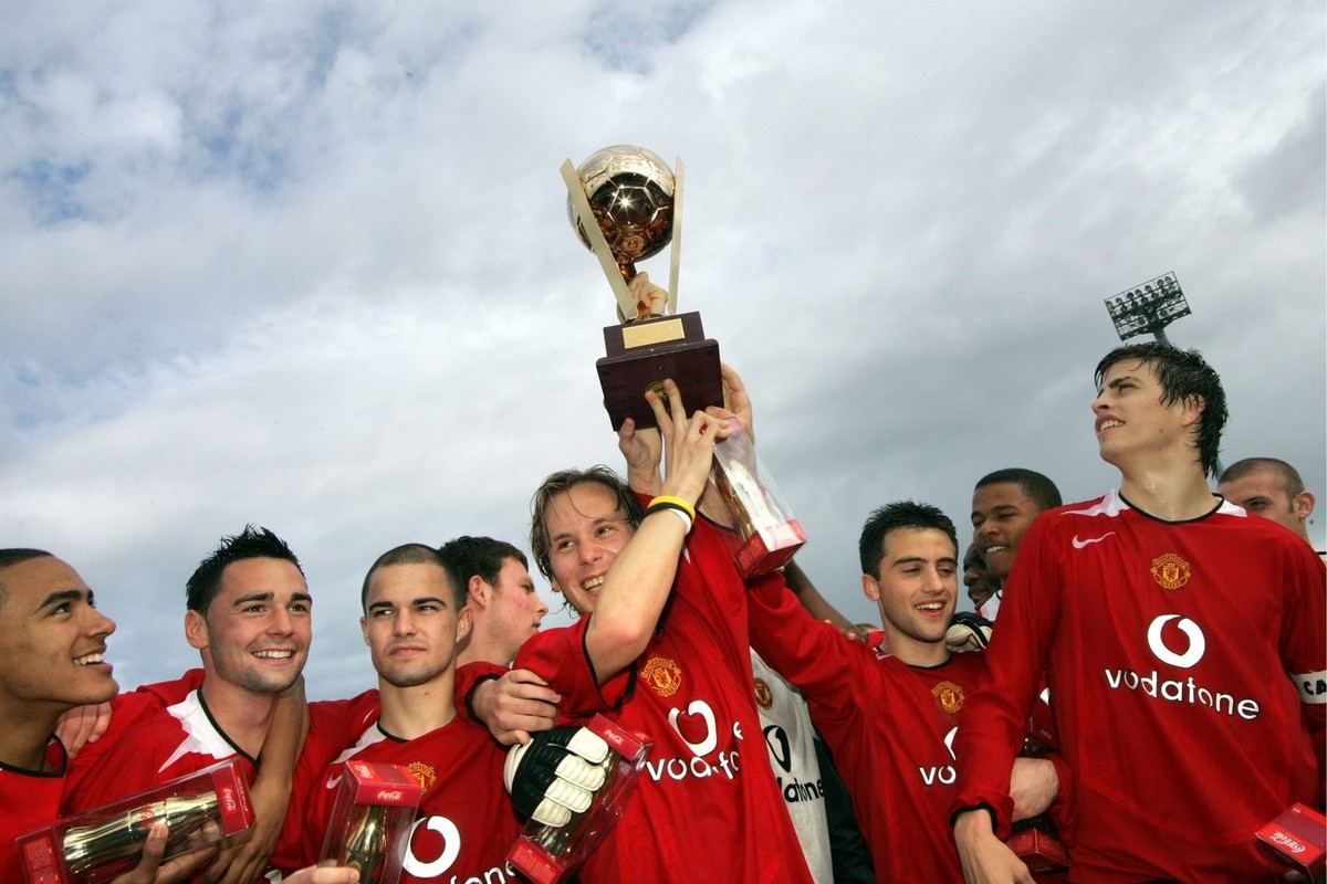 The players of the winning team, Manchester United, celebrate the winning of the cup after the final match against A.I.K Stockholm at the 67. Blue Stars/FIFA Youth Cup Tournament in the Letzigrund Sta ...