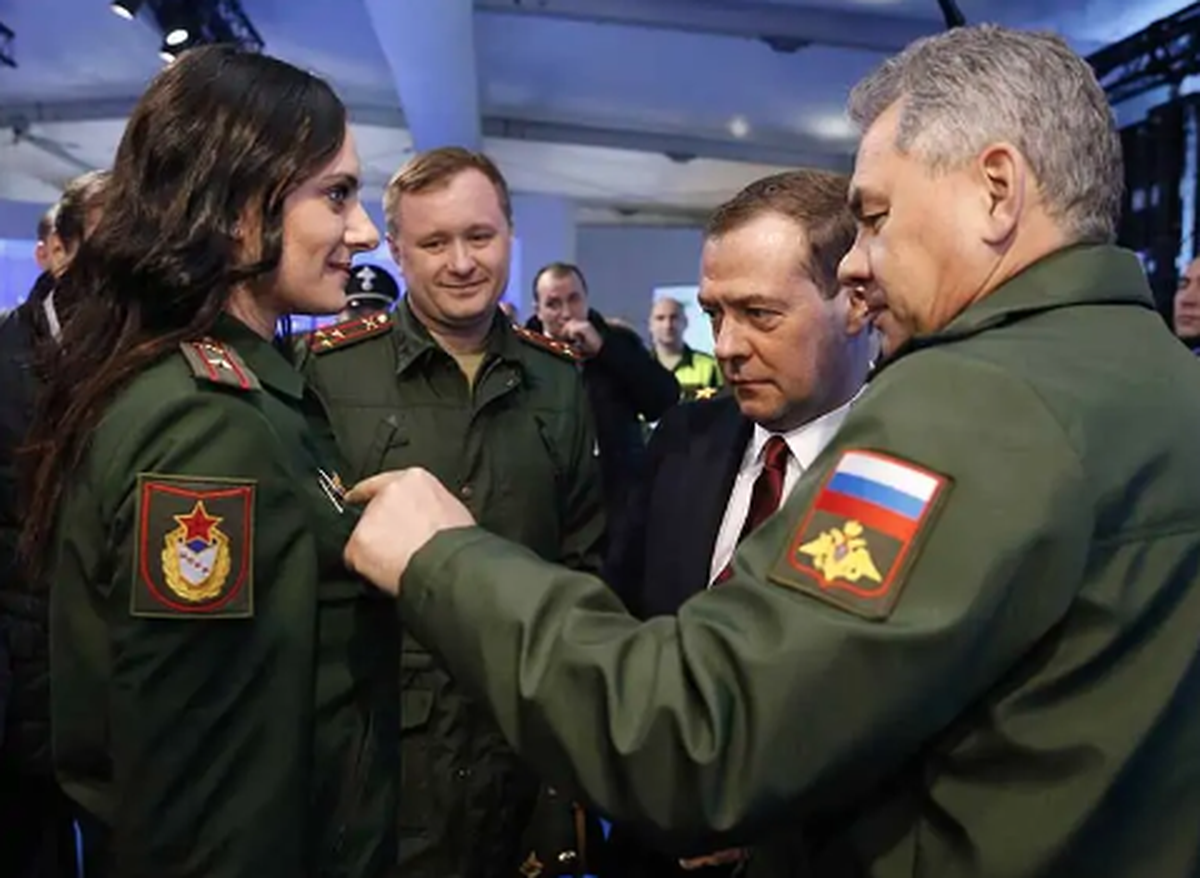 Saluée pour ses compétences sportives, Yelena Isinbayeva est connue en Russie pour son soutien sans bornes au président Poutine.
