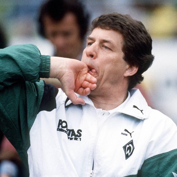 Bildnummer: 01145467 Datum: 17.04.1991 Copyright: imago/Sven Simon
Trainer Otto Rehhagel (Bremen) pfeift seine Leute zusammen; Vdia, quer, close, Coach, pfeifen, Pfiff, Finger Saison 1990/1991, SV We ...