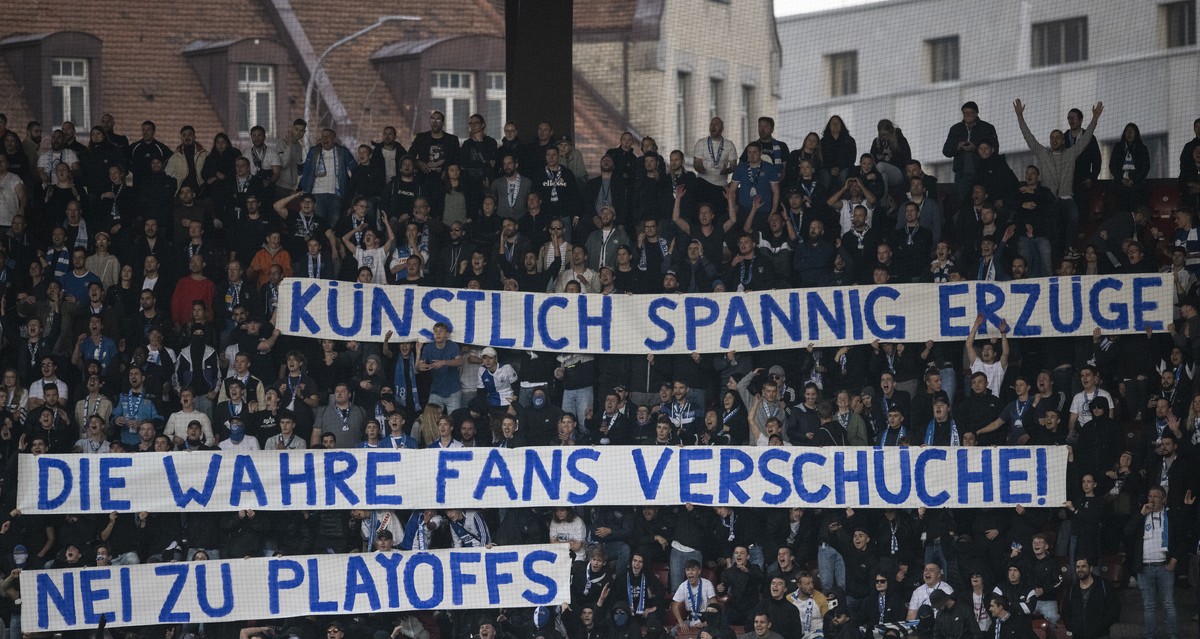 GC Fans zeigen ein Banner mit der Aufschrift "Nei zu Playoffs" im Fussball Meisterschaftsspiel der Super League zwischen dem FC Zuerich und dem Grasshoppper Club Zuerich im Letzigrund, am So ...