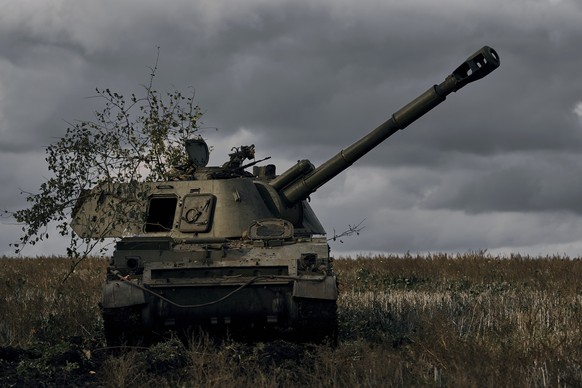A Ukrainian self-propelled artillery vehicle prepares to fire near Bakhmut, Donetsk region, Ukraine, Saturday, Oct. 22, 2022. (AP Photo/LIBKOS)