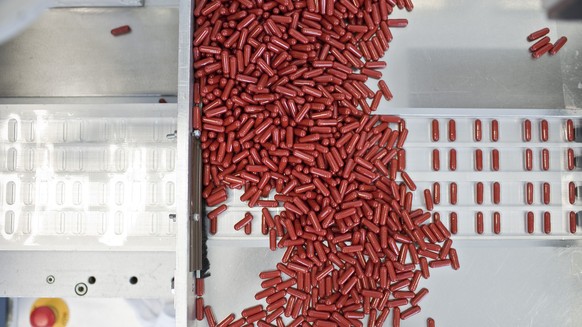 ZUM WACHSTUM DER SCHWEIZER WIRTSCHAFT IM ZWEITEN QUARTAL 2016 UM 0,6 PROZENT STELLEN WIR IHNEN AM DIENSTAG, 6. SEPTEMBER 2016, FOLGENDES ARCHIVBILD ZUR VERGUEGUNG - A machine dispenses pharmaceutical  ...
