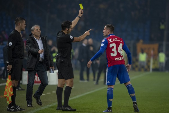 Basels Taulant Xhaka, rechts, erhaelt von Schiedsrichter Fedayi San, Mitte, die gelbe Karte im Fussball Meisterschaftsspiel der Super League zwischen dem FC Basel 1893 und dem BSC Young Boys im Stadio ...