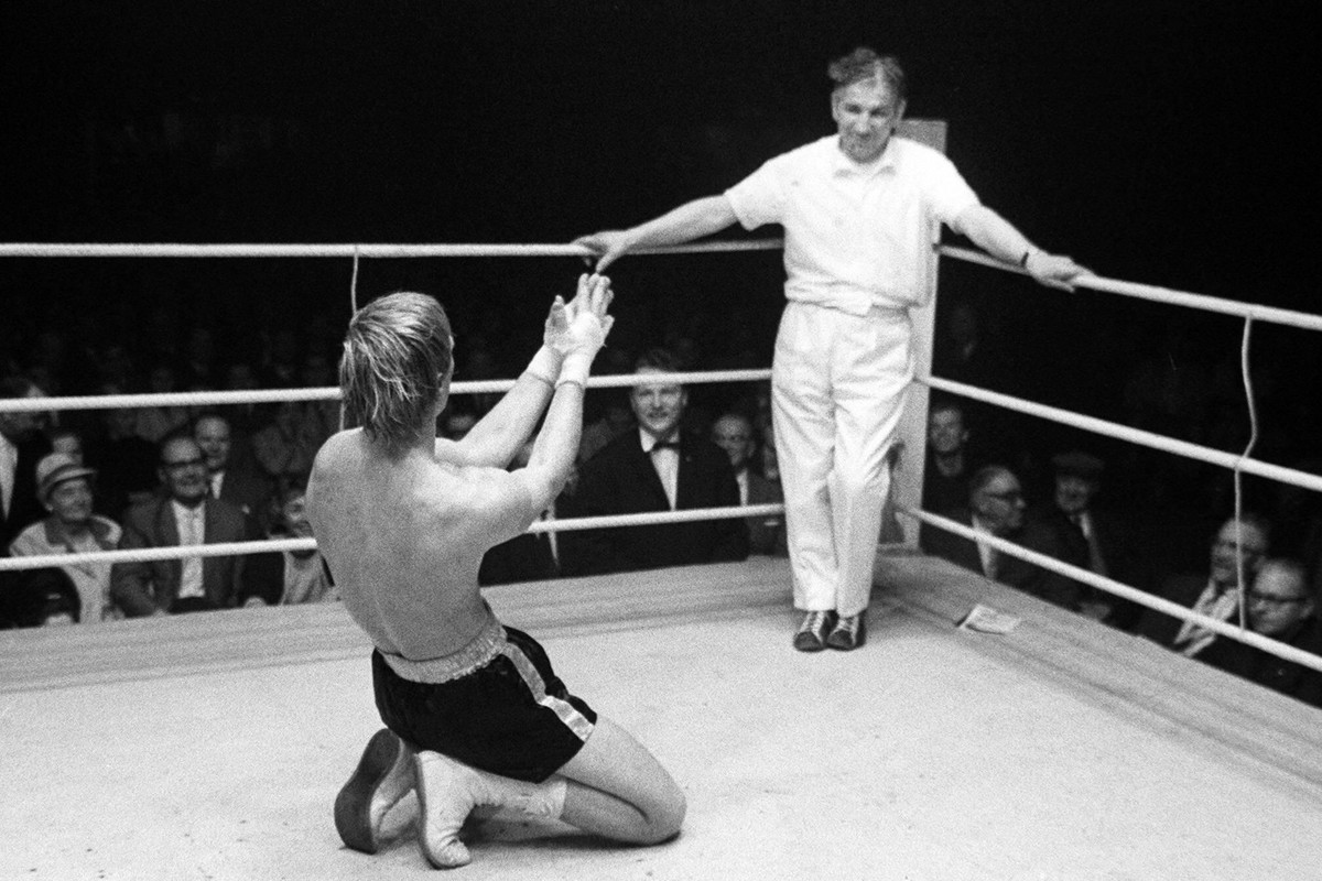 Bildnummer: 01073463 Datum: 05.05.1964 Copyright: imago/Sven Simon
Norbert Grupe (Deutschland, li.) fleht den Ringrichter auf Knien an ihn nicht zu disqualifizieren; Prinz von Homburg, Vneg, Vsw, que ...