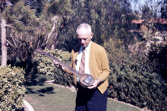 Adolph Rickenbacher mit der Original «Frying Pan» (so genannt wegen ihrer Form) vor seinem Haus in Fullerton, 1947.<br data-editable="remove">