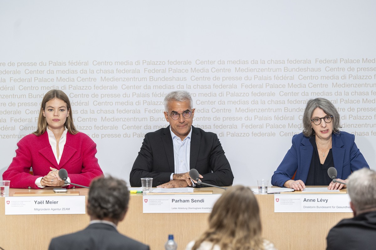Yael Meier, Mitgruenderin Agentur ZEAM, Parham Sendi, Leiter Abteilung uebertragbare Krankheiten BAG und Anne Levy, Direktorin Bundesamt fuer Gesundheit , von links, sprechen zur neuen Love Life-Kampa ...