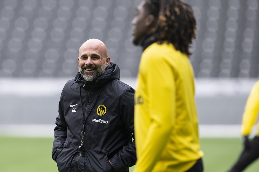 Giorgio Contini, neuer Trainer der Berner Young Boys, links, und Tanguy Zoukrou beim seinem ersten Mannschaftstraining, am Samstag, 28. Dezember 2024, im Stadion Wankdorf in Bern. (KEYSTONE/Peter Schn ...