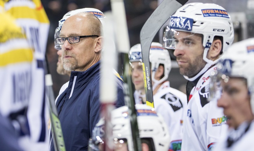 ARCHIV - ZUR ERNENNUNG VON HANS KOSSMANN ZUM NEUEN TRAINER DER ZSC LIONS STELLEN WIR IHNEN FOLGENDES BILDMATERIAL ZUR VERFUEGUNG - Ambri Trainer Hans Kossmann im Eishockey Meisterschaftsspiel der Nati ...