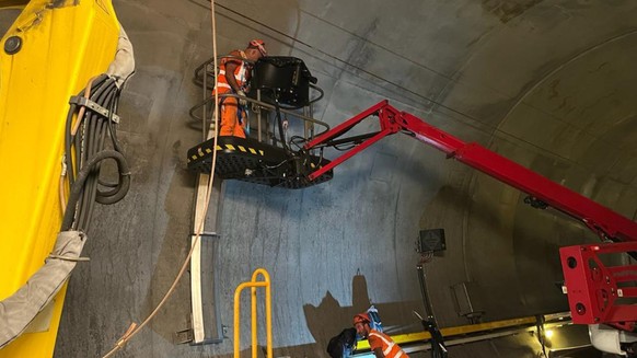 HANDOUT - Mitarbeiter demontieren das mobilie Spurwechseltor im Gotthard-Basistunnel am Freitag, 18. August 2023. Bei der Entgleisung eines Gueterzuges am 10. August wurde die Gleisanlage sowie ein Sp ...