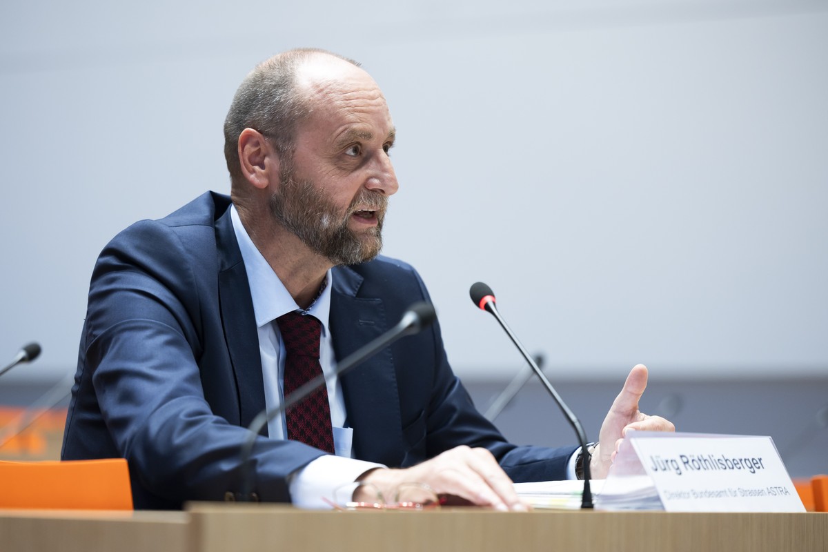 Juerg Roethlisberger, Direktor Bundesamt fuer Strassen ASTRA, spricht waehrend einer Medienkonferenz zur Abstimmung ueber den "Bundesbeschluss ueber den Ausbauschritt 2023 fuer die Nationalstrass ...