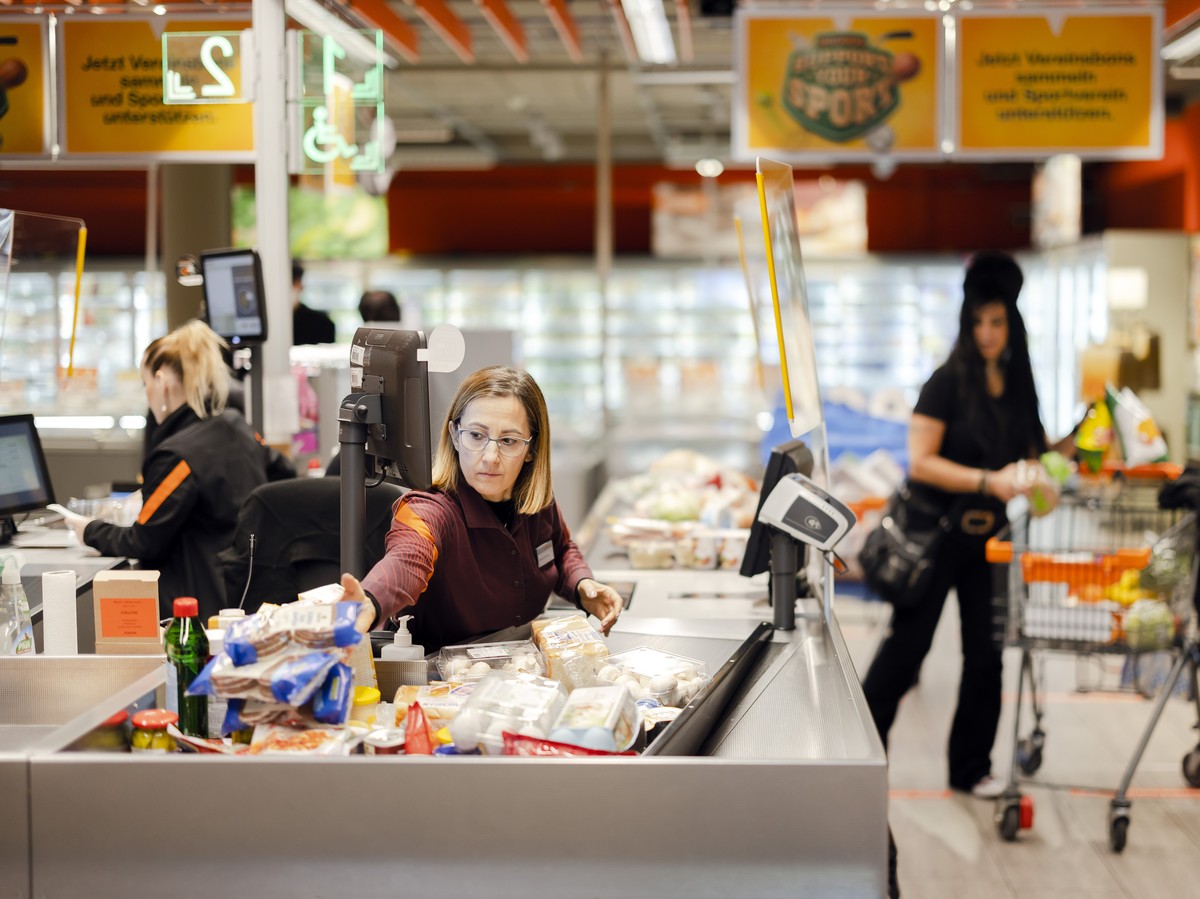 Die Verkaeuferin Stefania Kaufmann, Mitte, bedient Tammy Gross, rechts, in der Migros am Limmatplatz, am Donnerstag, 17. Februar 2022 in Zuerich. (KEYSTONE/Michael Buholzer)