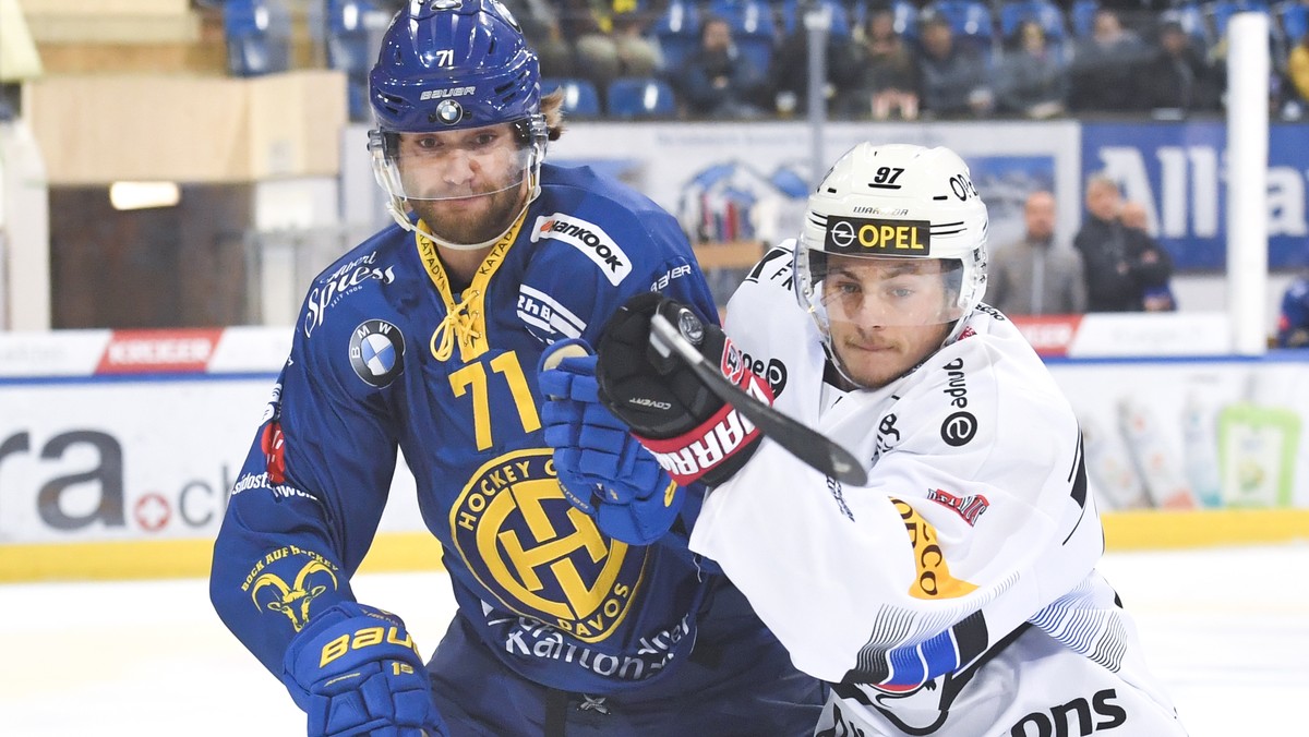 Davos' Claude-Curdin Paschoud, links, gegen Fribourgs Nathan Marchon, beim Eishockey-Qualifikationsspiel der National League A zwischen dem HC Davos und dem HC Fribourg-Gotteron am Dienstag, 2. O ...