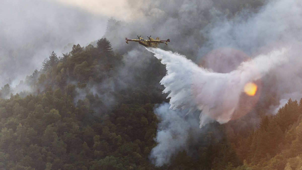 Wildfires rage for 10th day in northern Italy CRAVAGLIANA, ITALY - JULY 9: Canadair firefighting aircraft drops water onto a forest fire in the mountains of Val Mastallone and Alta Valsesia, near Crav ...