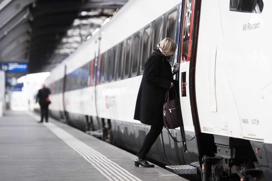 ARCHIVBILD ZUR MK VON LITRA UND VOEV ZUR ABSTIMMUNG UEBER DIE SCHAFFUNG EINES FONDS FÜR DIE NATIONALSTRASSEN UND DEN AGGLOMERATIONSVERKEHR (NAF) --- Eine Frau steigt in einen Zug am Zuerich Hauptbahnh ...