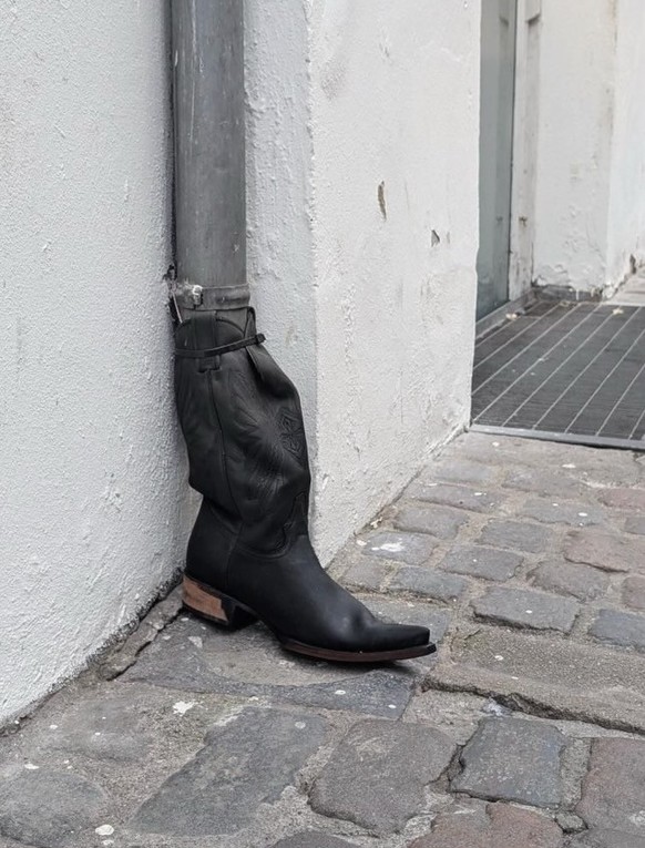Sexy gutters - sexy Dachrinnen 
https://www.instagram.com/sexygutters/