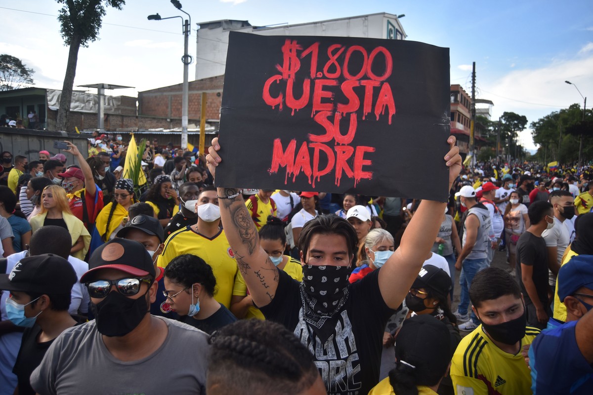 epa09172987 Demonstrators participate in a new day of protests against the tax reform, while commemorating International Workers' Day, in Cali, Colombia, 01 May 2021. Massive demonstrations and m ...