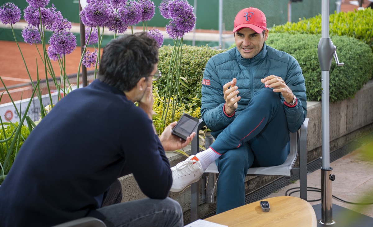 Le joueur de tennis Roger Federer, s'exprime lors d'un interview avec un journaliste avant son entrainement lors du tournoi ATP 250 Tennis Geneva Open, ce vendredi 14 mai 2021 a Geneve. (KEY ...