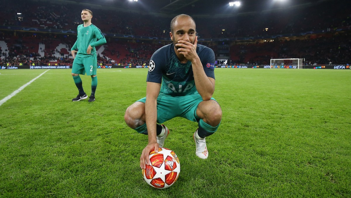 Ja, Lucas, es wirklich passiert. Als Belohnung für seinen Hattrick darf Moura den Ball behalten.