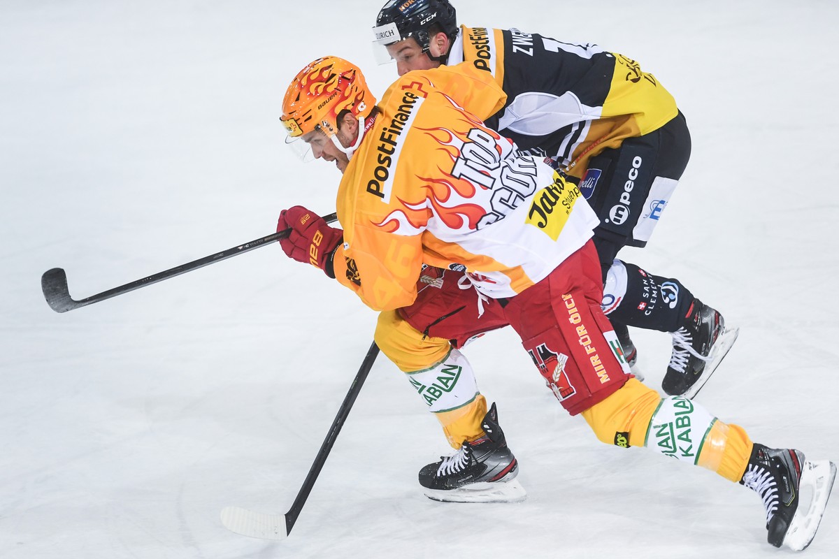 Tiger's Postfinance Top Scorer Ben Maxwell and Ambri's player Dominic Zwerger, right, during the match of National League A (NLA) Swiss Championship 2020/21 between HC Ambri Piotta and SCL T ...