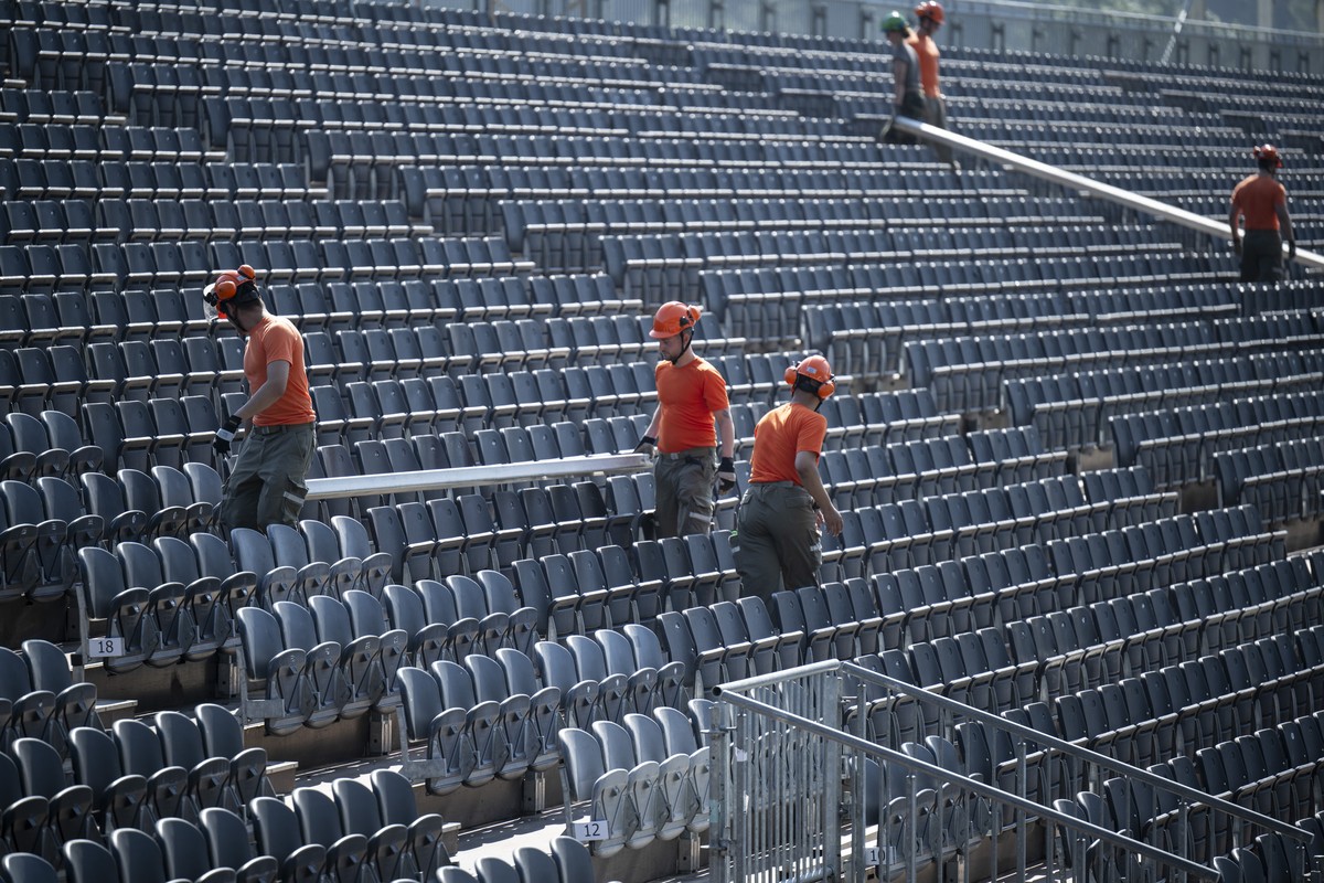 KEYPIX - Zivilschuetzer arbeiten auf der Tribuene in der Arena des Eidgenoessischen Schwing- und Aelplerfestes 2025 Glarnerland+, am Montag, 18. August 2025, in Mollis. (KEYSTONE/Gian Ehrenzeller)