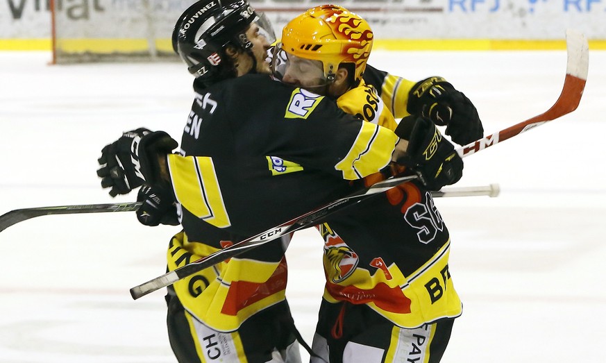 Jonathan Hazen, links, und Philip-Michael Devos, rechts, von Ajoie, feiern das 2-0 von Devos, im vierten Playoff-Finalspiel der National League B zwischen den Rapperswil-Jona Lakers und dem HC Ajoie,  ...