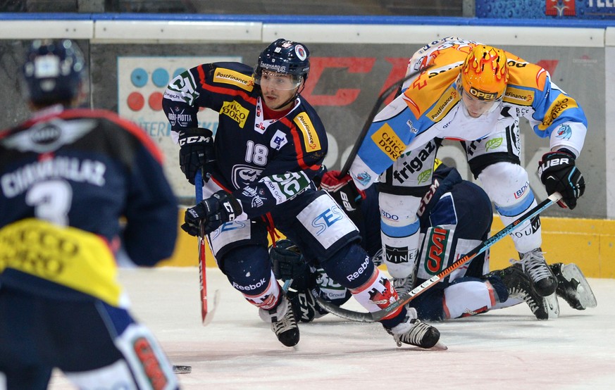 Fribourgs Topskorer&nbsp;Marc Antoine Pouliot hebt im Zweikampf mit Ambri Inti Pestoni ab.