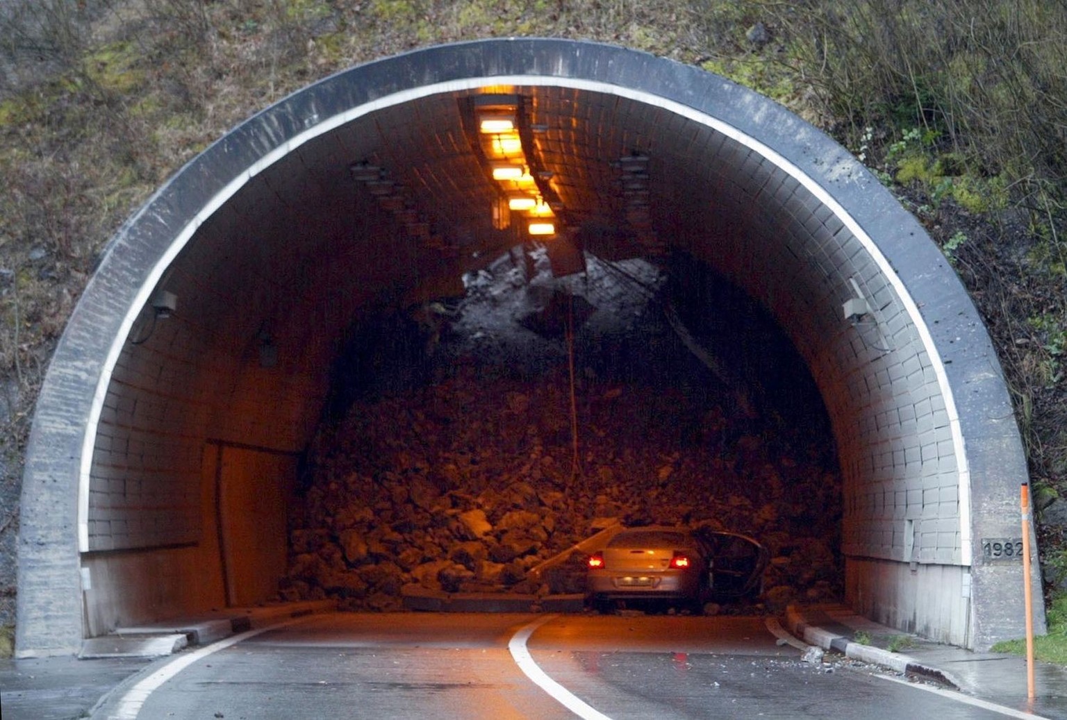 Die Einfahrt zum gesperrten Chueebalmtunnel, aufgenommen am Samstag, 4. Januar 2003 bei Iseltwald. Nach einem Felssturz im Bereich des Chueebalmtunnels bei Iseltwald (BE) ist am Samstagnachmittag die  ...