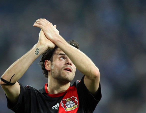 ARCHIVBILD ZUR RUECKTRITT VON BARNETTA IM SOMMER --- epa03157786 Leverkusen&#039;s Tranquillo Barnetta applauds supporters after the German Bundesliga soccer match between FC Schalke 04 and Bayer Leve ...