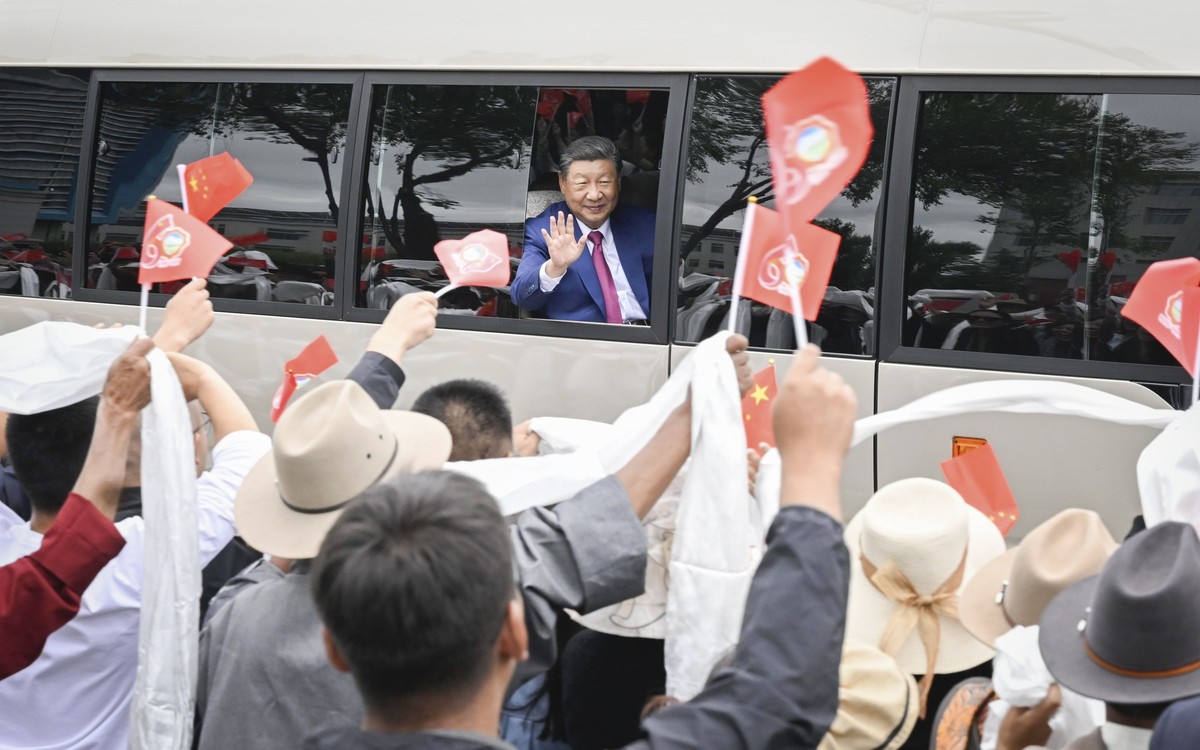 epa12313827 Chinese President Xi Jinping waves to people from a vehicle in Lhasa, in southwest China's Xizang Autonomous Region, also known as Tibet, 20 August 2025 (issued 21 August 2025). Xi, l ...