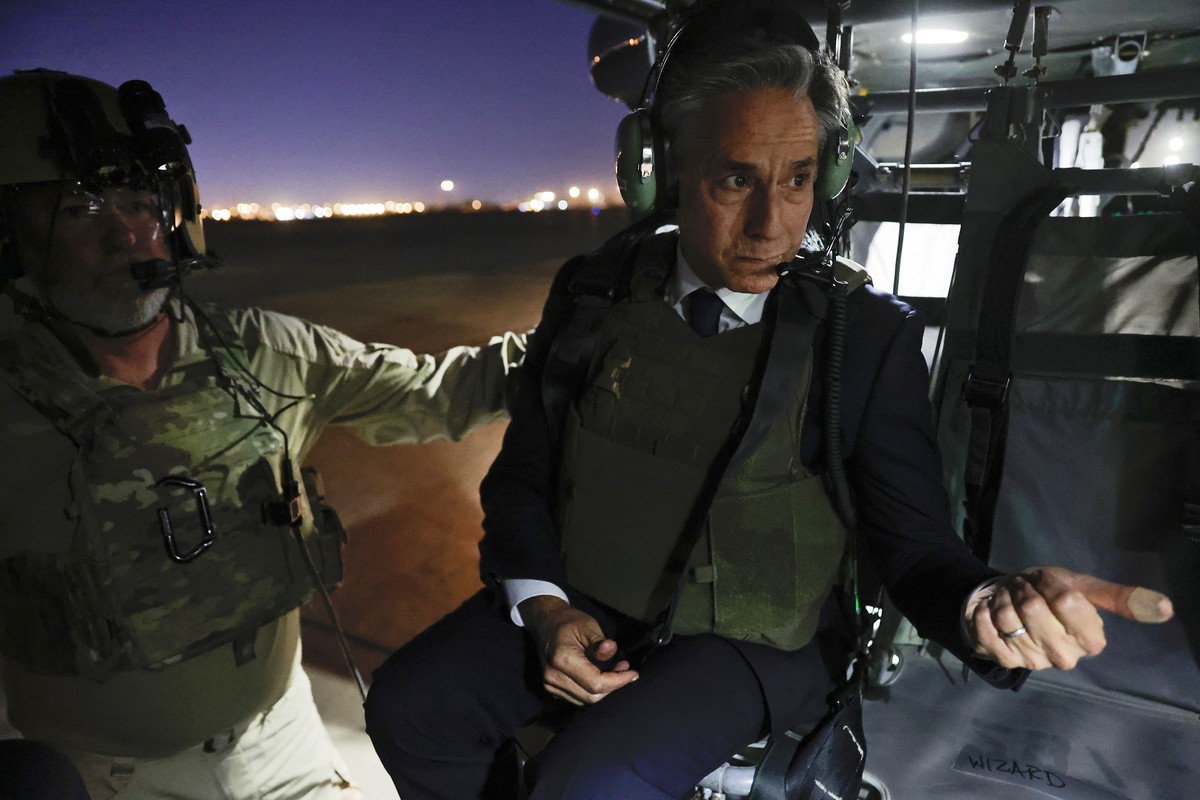 U.S. Secretary of State Antony Blinken departs the International Zone via helicopter after meeting Iraqi Prime Minister Mohammed Shia al-Sudani in Baghdad, Iraq, Sunday Nov. 5, 2023. Blinken flew to B ...