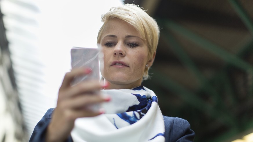 Member of the Swiss National Council Natalie Rickli telephones while waiting at the train station of Winterthur, Switzerland, on May 21, 2015. (KEYSTONE/Gaetan Bally) 

Natalie Rickli, Nationalraetin  ...