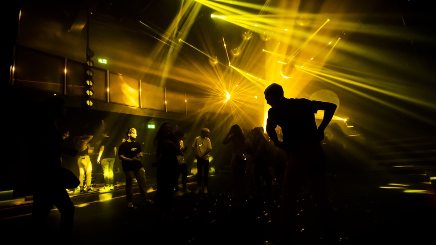 Des jeunes font la fete sur la piste de danse dans la discotheque le D! Club lors de la crise du Coronavirus (Covid-19) le jeudi 2 juillet 2020 a Lausanne. Seulement 300 personnes peuvent danser par s ...