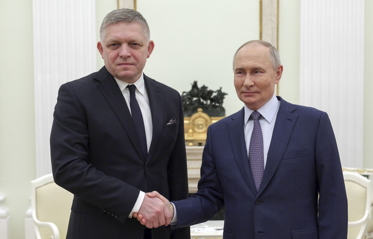 Russian President Vladimir Putin, right, and Slovak Prime Minister Robert Fico shake hands during their meeting at the Kremlin in Moscow, Russia, Sunday, Dec. 22, 2024. (Gavriil Grigorov, Sputnik, Kre ...