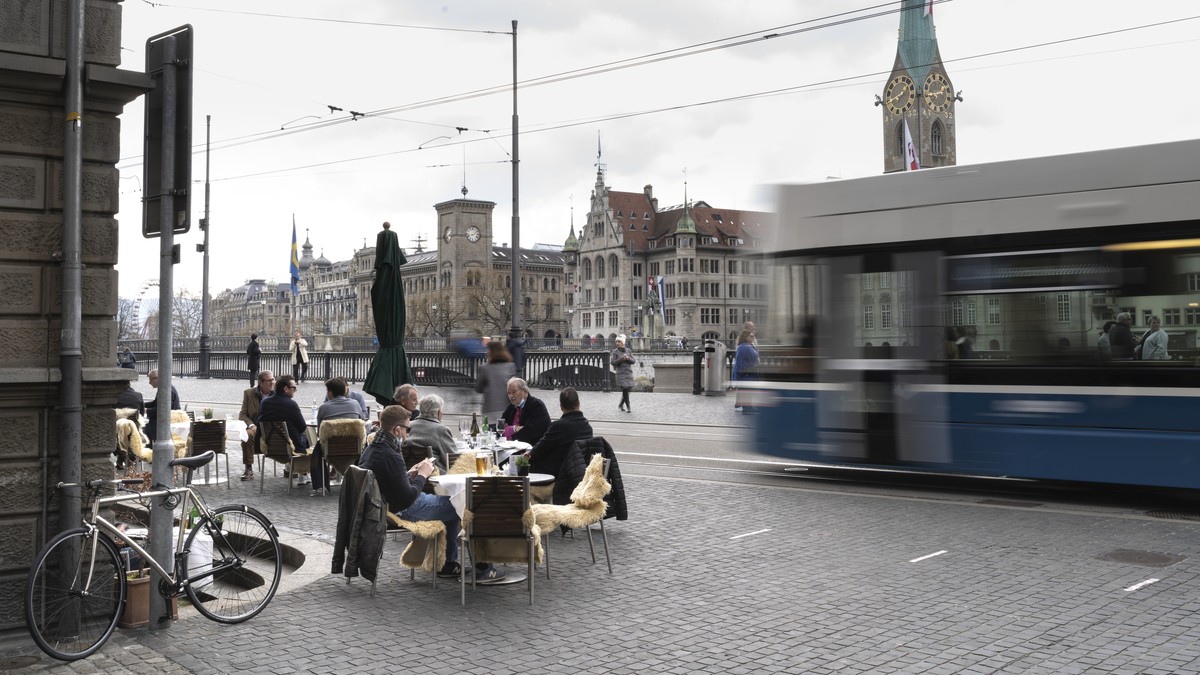 Gaeste sitzen auf der Terrasse eines Restaurants am Montag, 19. April 2021 am Limmatquai in Zuerich. Die Oeffnung der Terrassen und Aussenbereiche der Restaurants ist ab heute wieder erlaubt. (KEYSTON ...