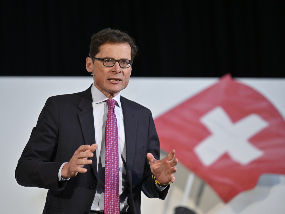 Nationalrat Roger Koeppel spricht ueber die Resolution zur Neutralitaet an der Delegiertenversammlung der SVP Schweiz, am Samstag, 9. April 2022, in der Stadthalle in Chur. (KEYSTONE/Gian Ehrenzeller)