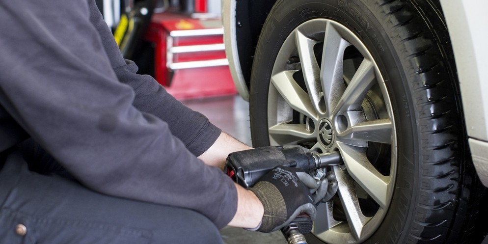 Beim Reifenwechsel in einer Autogarage müssen Autobesitzende dieses Jahr mehr bezahlen.