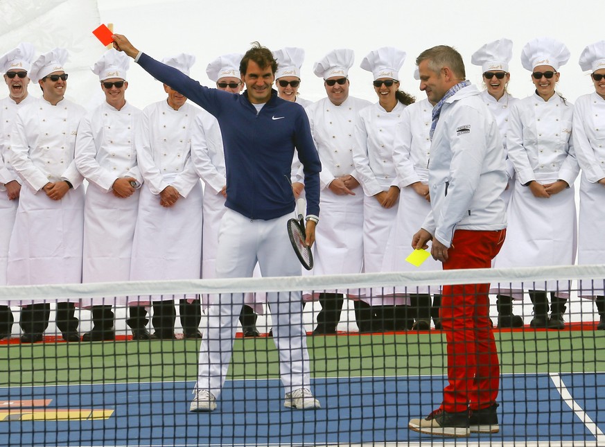 Federer zeigt Rainer Maria Salzgeber die Rote Karte.