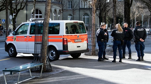 Die Polizei sperrt die Bundesgasse und stoppt den Schweizer Konvoi fuer Freiheit, am Montag, 7. Februar 2022, in Bern. Je rund fuenfzig Autos aus der Deutschweiz und der Romandie versuchten mit einem  ...