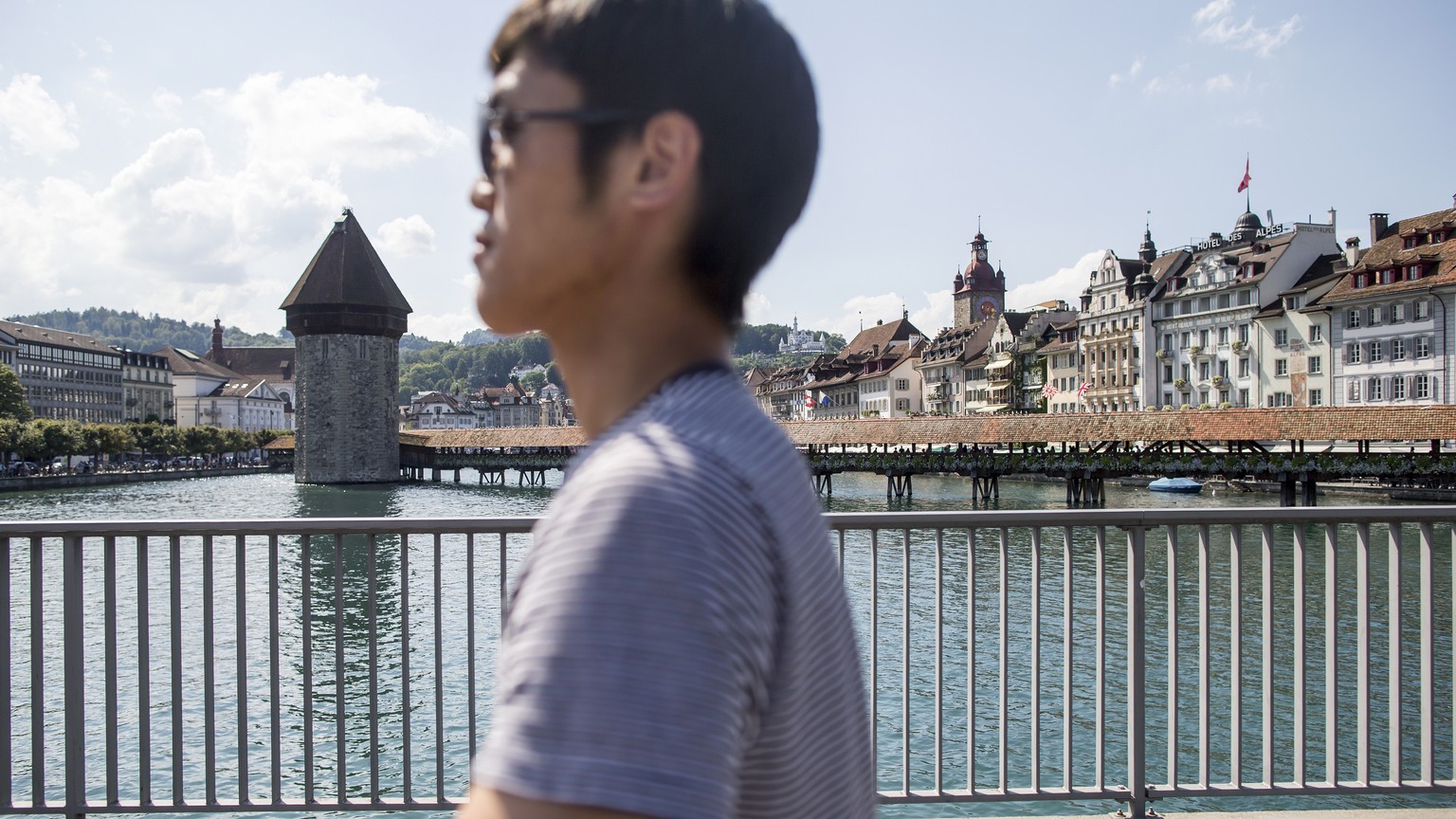 ARCHIV - ZUR TOURISMUSSTATISTIK UND DER ZUNAHME VON LOGIERNAECHTEN IN DER SCHWEIZ STELLEN WIR IHNEN DIESE BILDREPORTAGE ZUR VERFUEGUNG - The Kappelbruecke bridge in the background and an Asian tourist ...
