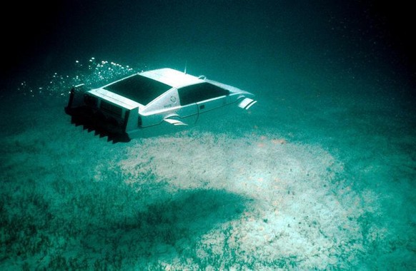 In «Der Spion, der mich liebte» (1977) wird aus einem Auto kurzerhand ein U-Boot.