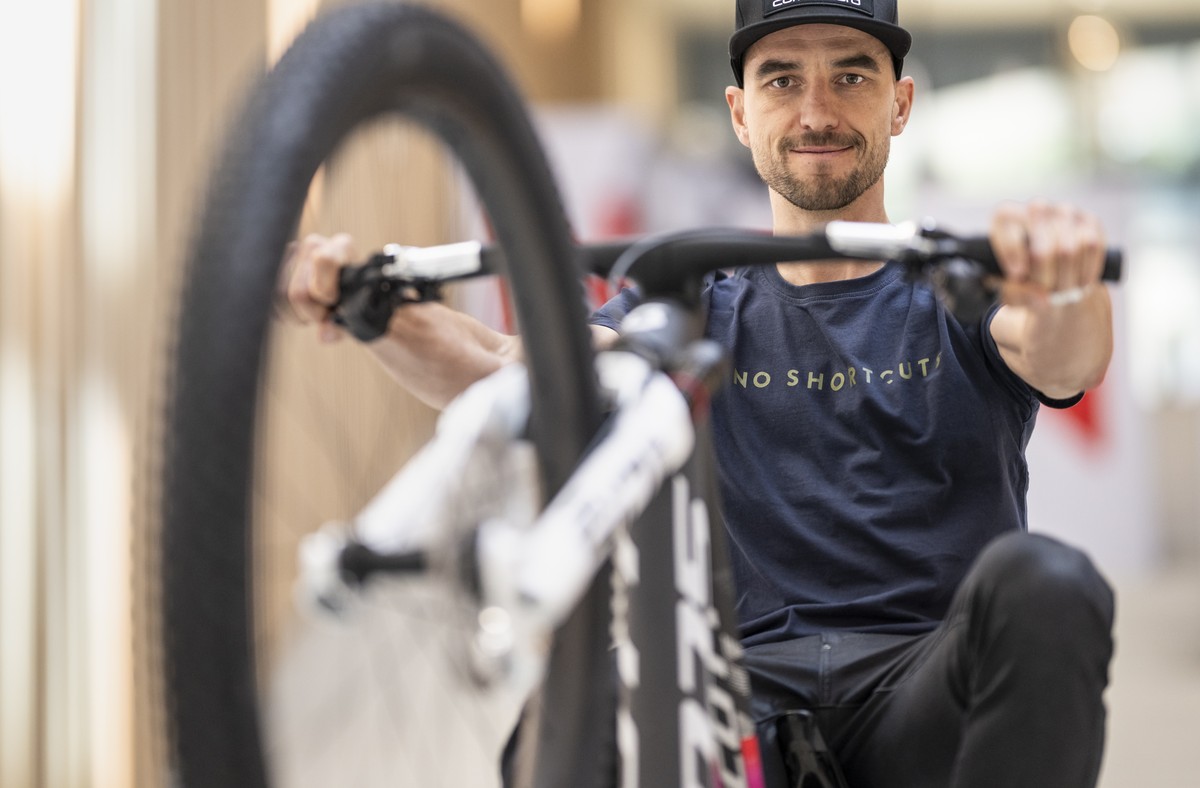 Mountainbiker Nino Schurter macht ein Wheelie auf einer Replica des Bikes, das er in Paris fahren wird, am Hauptsitz des Bikeherstellers Scott, am Montag, 10. Juni 2024 in Givisiez. Schurter ist Olymp ...