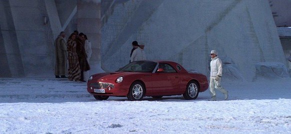 halle berry ford thunderbird 2002 eispalast james bond die another day 007