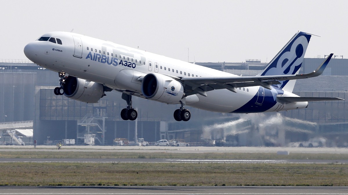 epa04416418 The new Airbus A320neo aircraft takes off for its first flight from the airport of Toulouse-Blagnac, southern France, 25 September 2014. The roll-out of the first A320neo - according to Ai ...