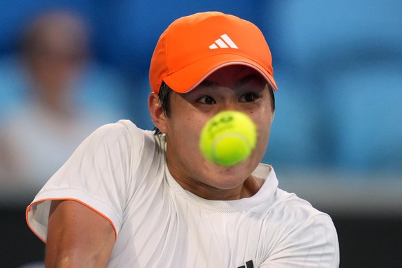 <p>Learner Tien auf Augenhöhe mit dem Tennisball.</p>