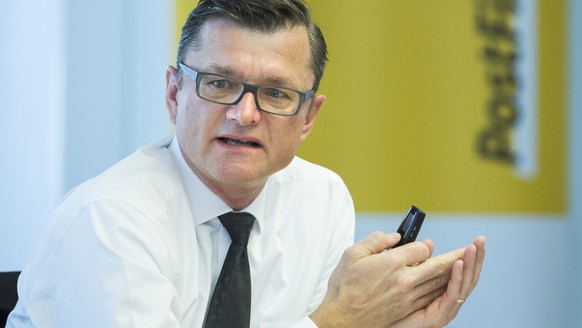 Hansruedi Koeng, CEO Postfinance, spricht waehrend einer Medienkonferenz, am Donnerstag, 7. Juni 2018 in Bern ueber die geplanten Entlassungen bei der Postfinance. (KEYSTONE/Peter Klaunzer)