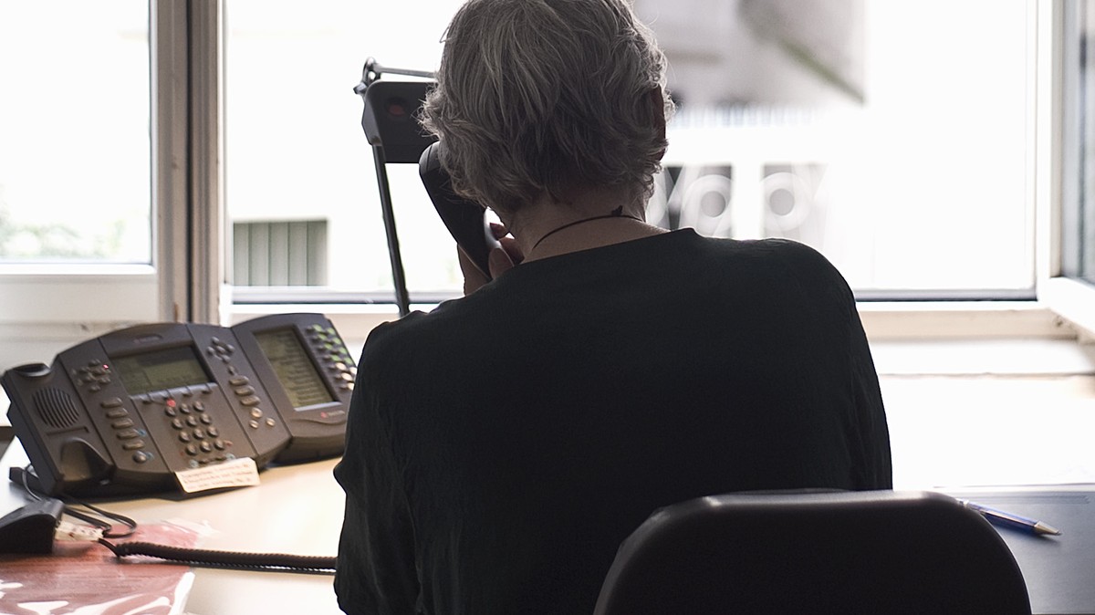 An employee of the telephone counselling service "The Offered Hand" speaks with a caller in Zurich, Switzerland, pictured on June 30, 2008. The "Offered Hand" is a helpline for peo ...